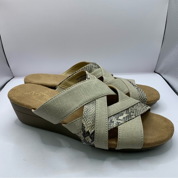 A2 by AEROSOLES Women's FLOWER POWER Tan snake print Wedge Sandals Sz. 8.5M - Picture 3 of 6